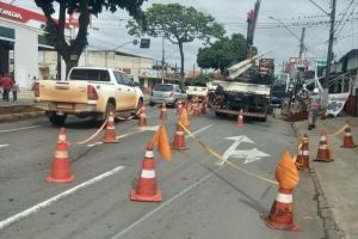 Caminhão da Comurg derruba poste e atinge loja em Goiânia